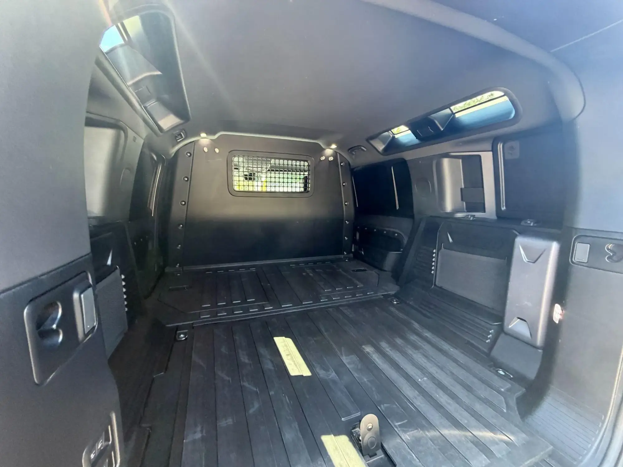 Land Rover Defender 110 Image 14
