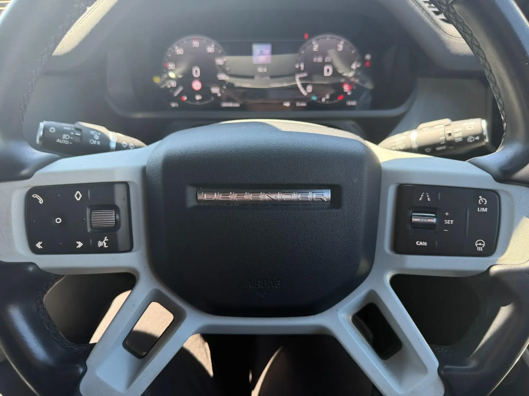 Land Rover Defender 110 Image 15