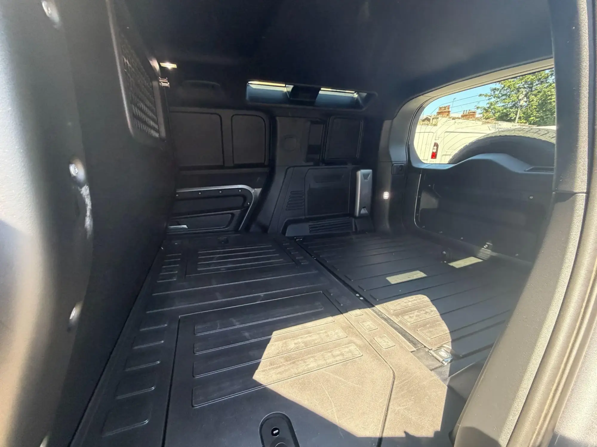 Land Rover Defender 110 Image 16