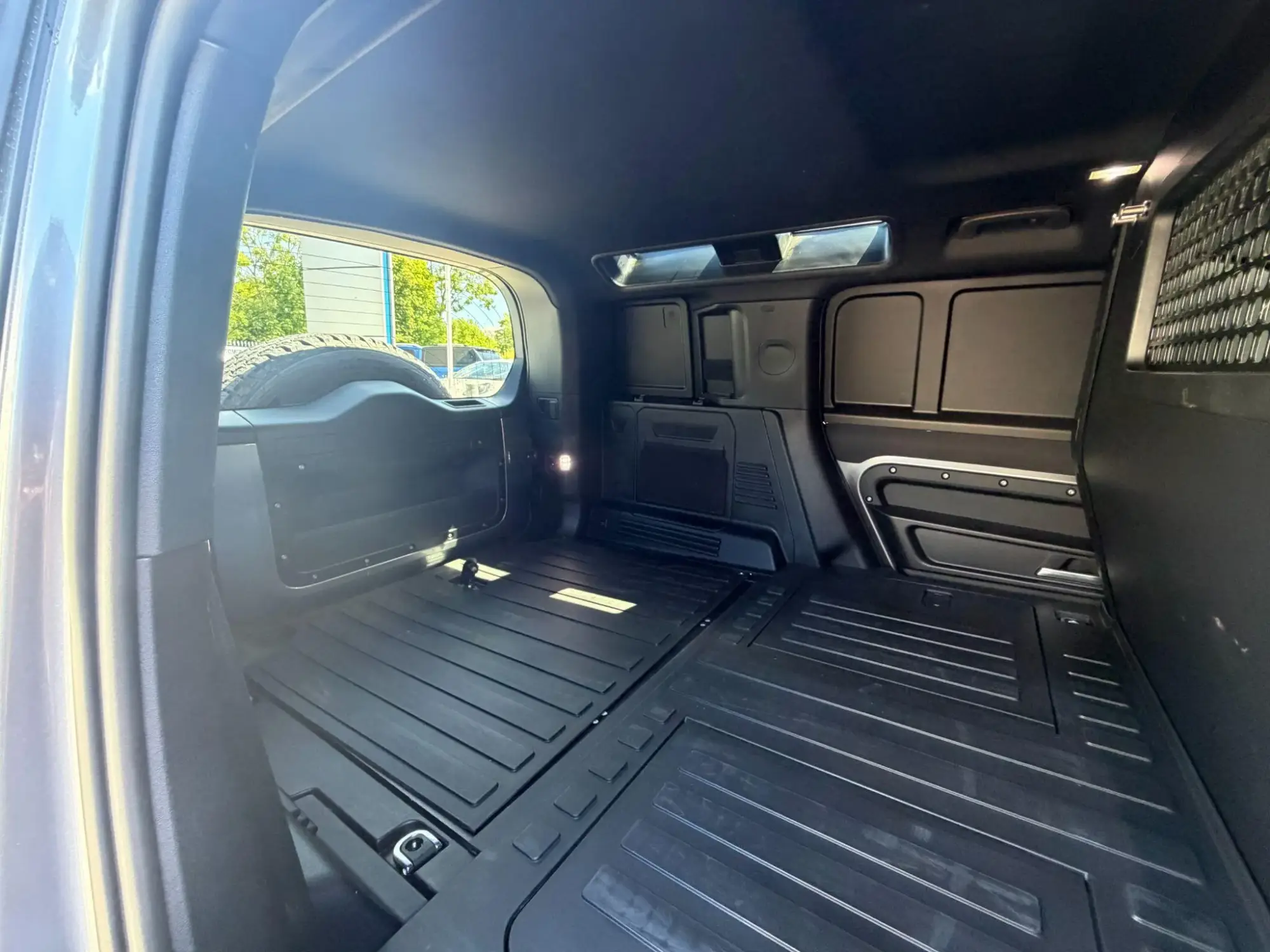 Land Rover Defender 110 Image 17