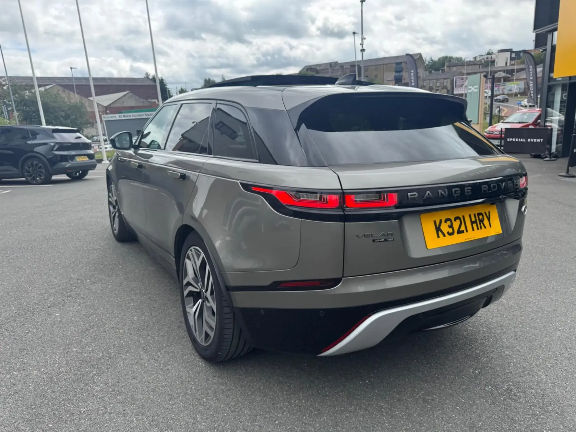 Land Rover Range Rover Velar 2.0 D240 R-Dynamic HSE Auto 4WD Euro 6 (s/s) 5dr K321HRY Image 3