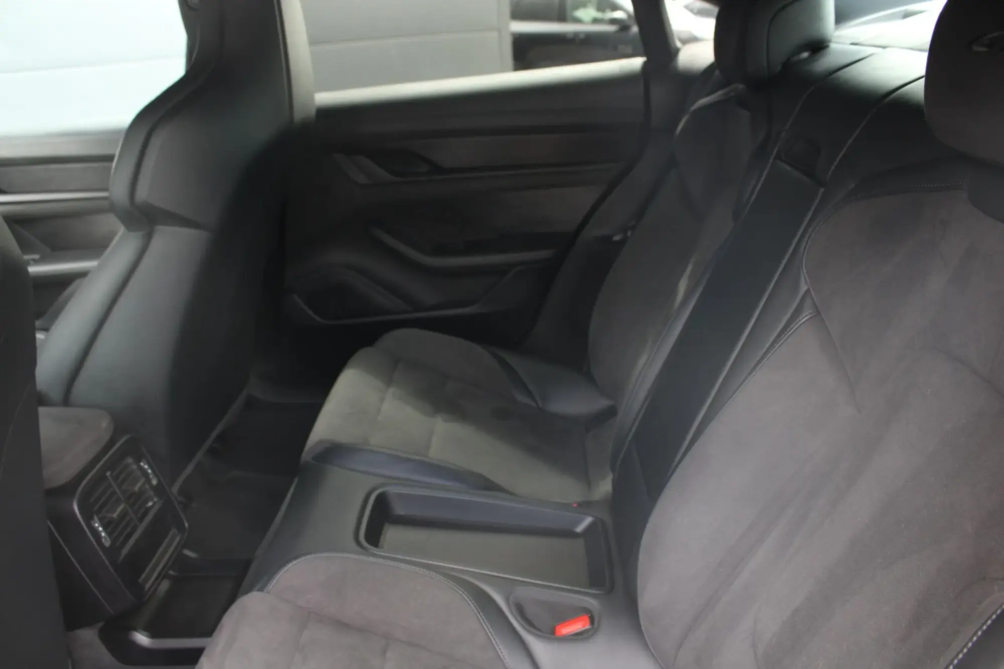 Porsche Taycan Image 11