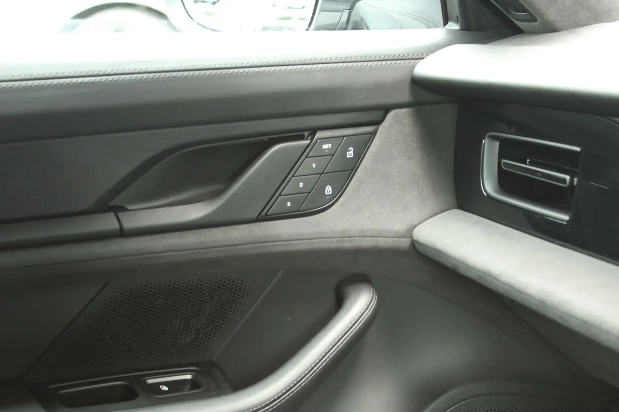 Porsche Taycan Image 12