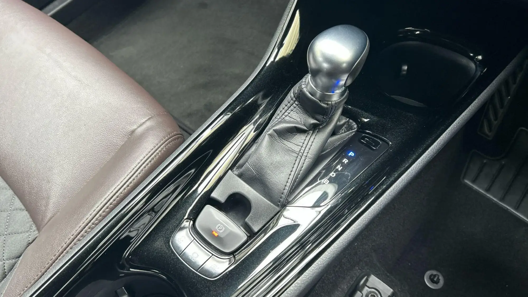 Toyota C-HR Self-Charging Hybrid Image 33 Toyota C-HR Self-Charging Hybrid Image 33