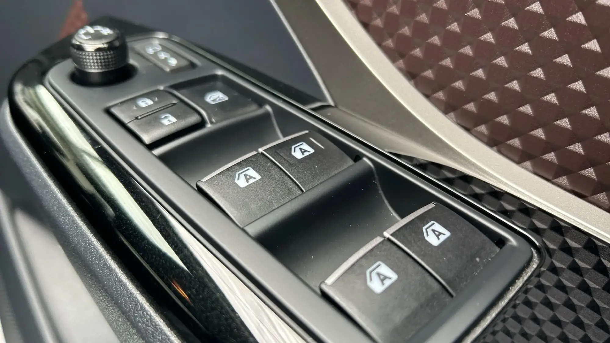 Toyota C-HR Self-Charging Hybrid Image 36 Toyota C-HR Self-Charging Hybrid Image 36