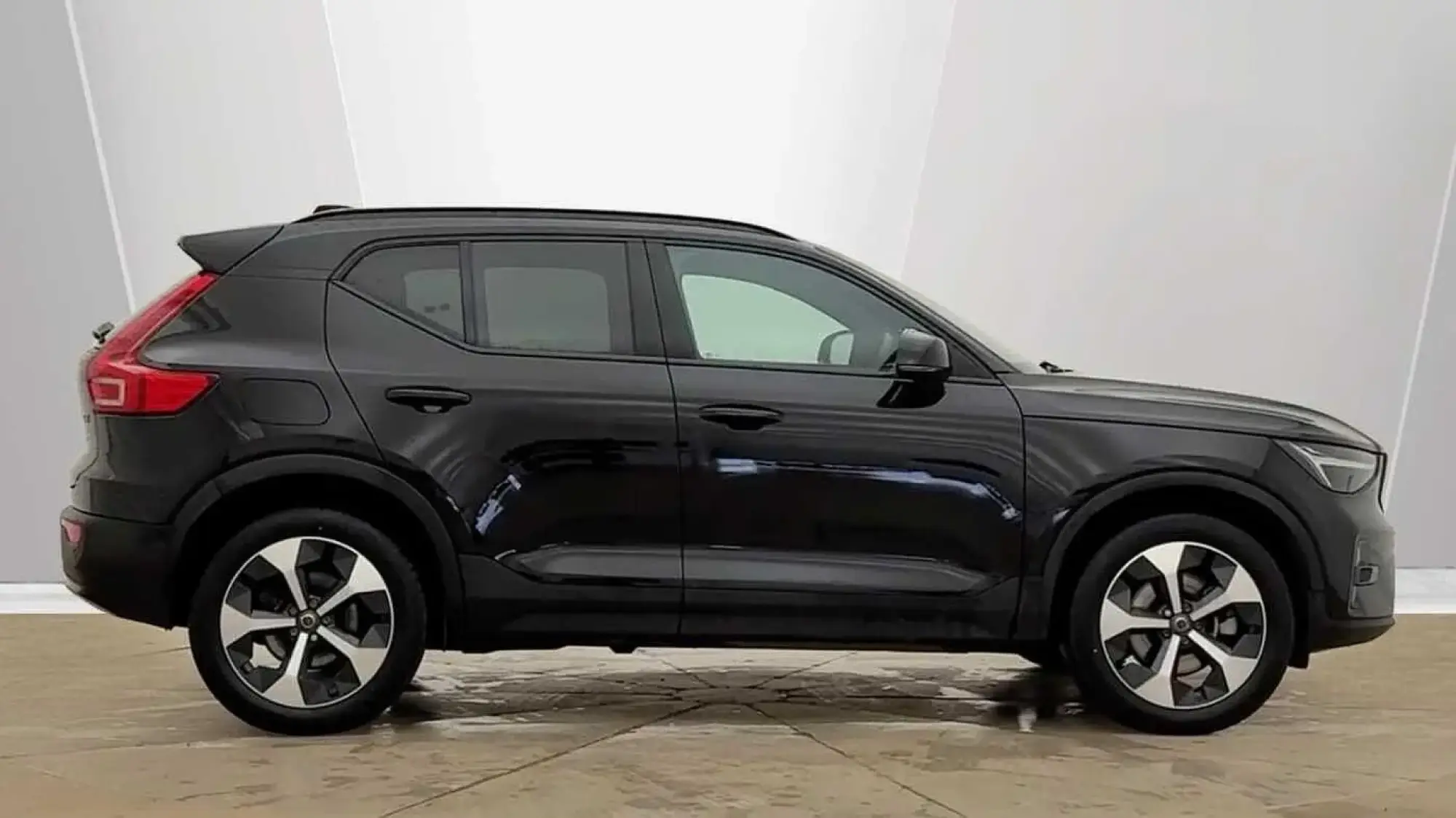 Volvo XC40 2.0 B4P Plus Dark 5dr Auto RJ25GZD Image 2