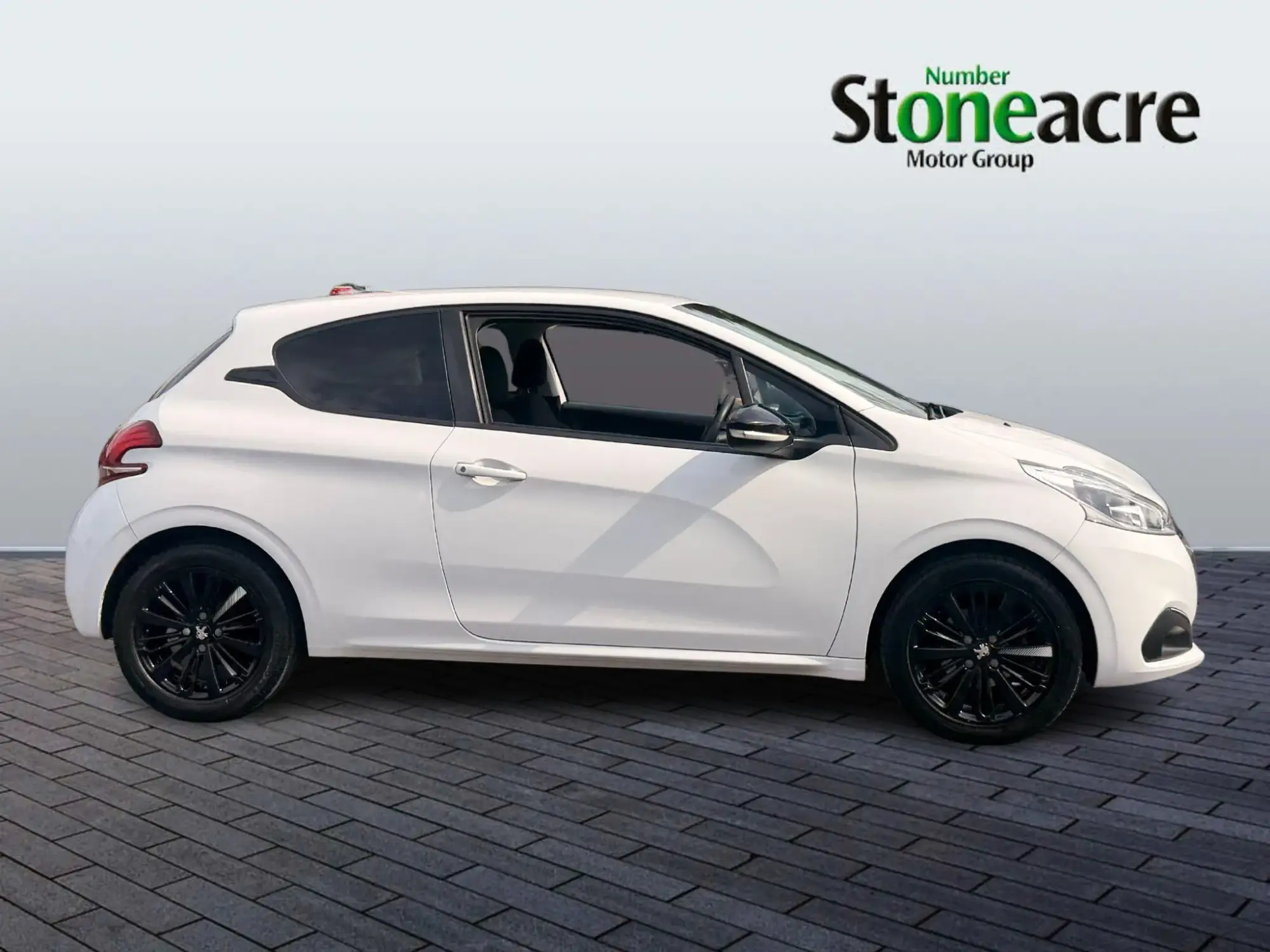 Peugeot 208 Image 2