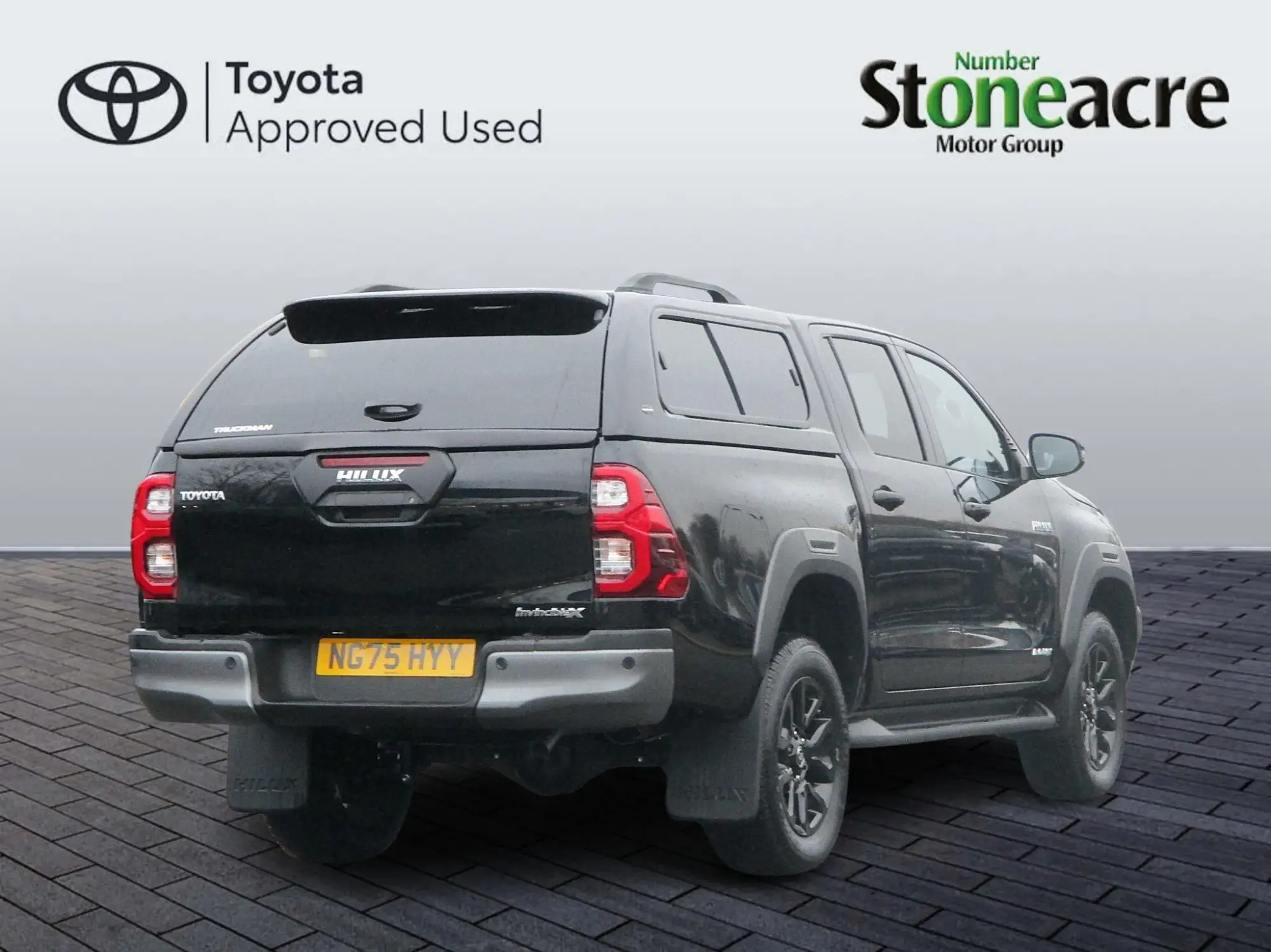 Toyota Hilux 2.8 D-4D-h Invincible X Auto 4WD Euro 6 4dr NG75HYY Image 3