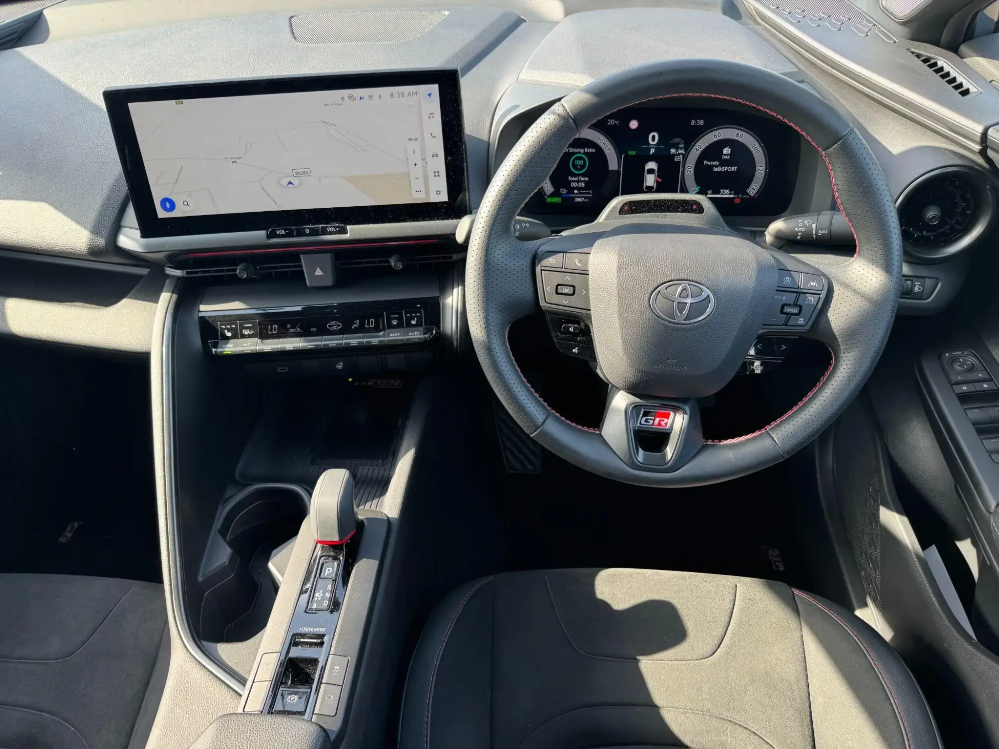 Toyota C-HR Plug-in Hybrid Image 14 Toyota C-HR Plug-in Hybrid Image 14