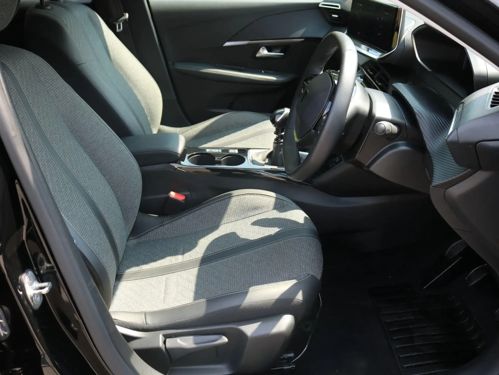 Peugeot 208 Image 14