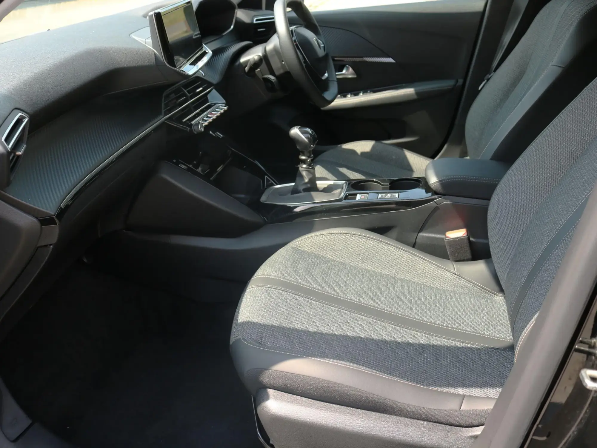 Peugeot 208 Image 16