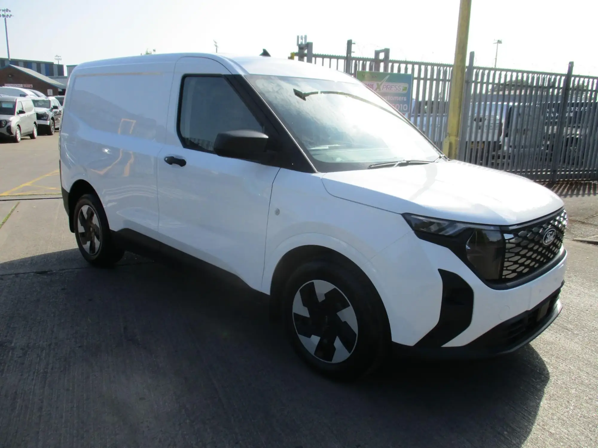 Ford E-Transit Courier Image 1