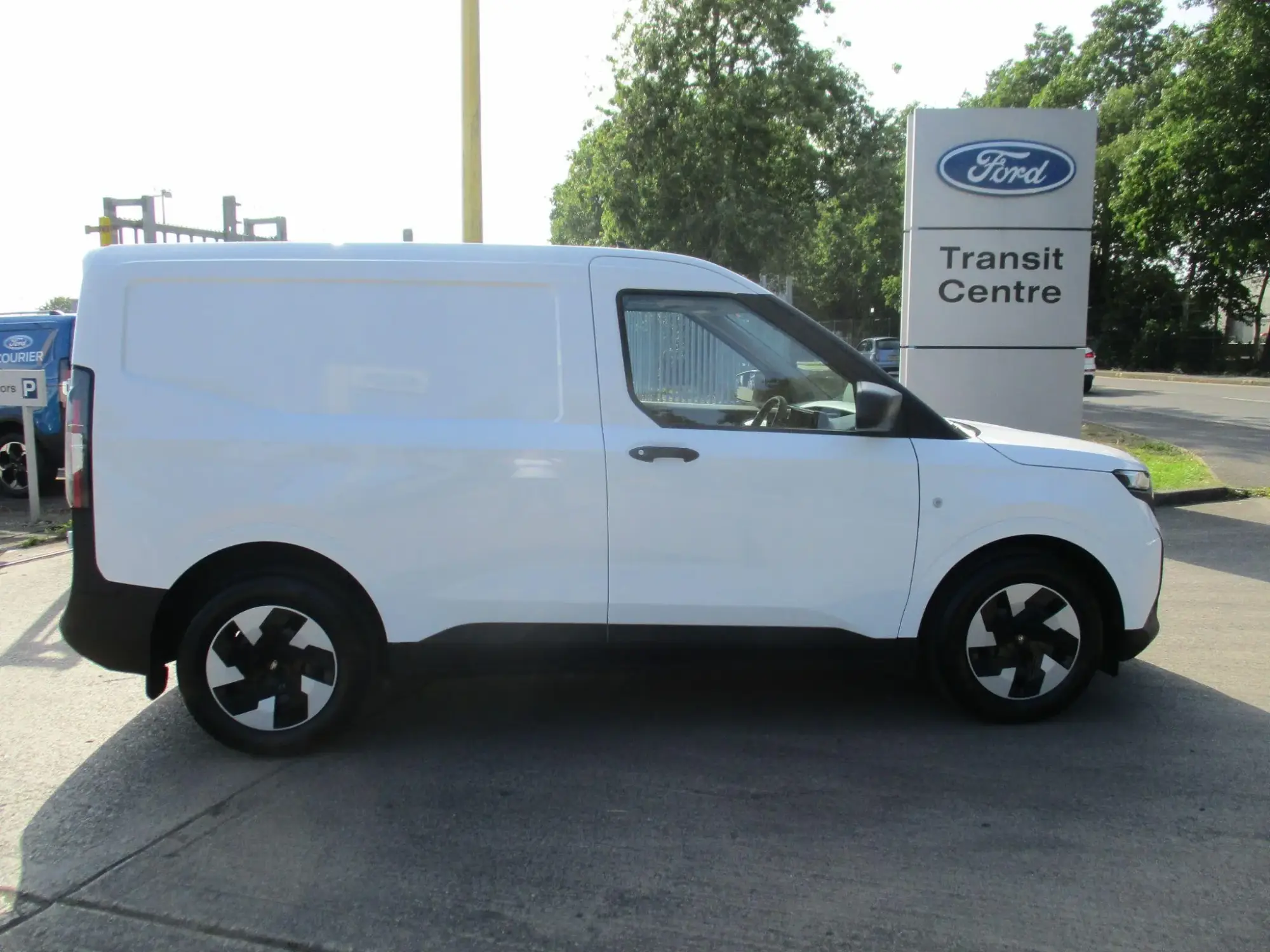 Ford E-Transit Courier Image 2