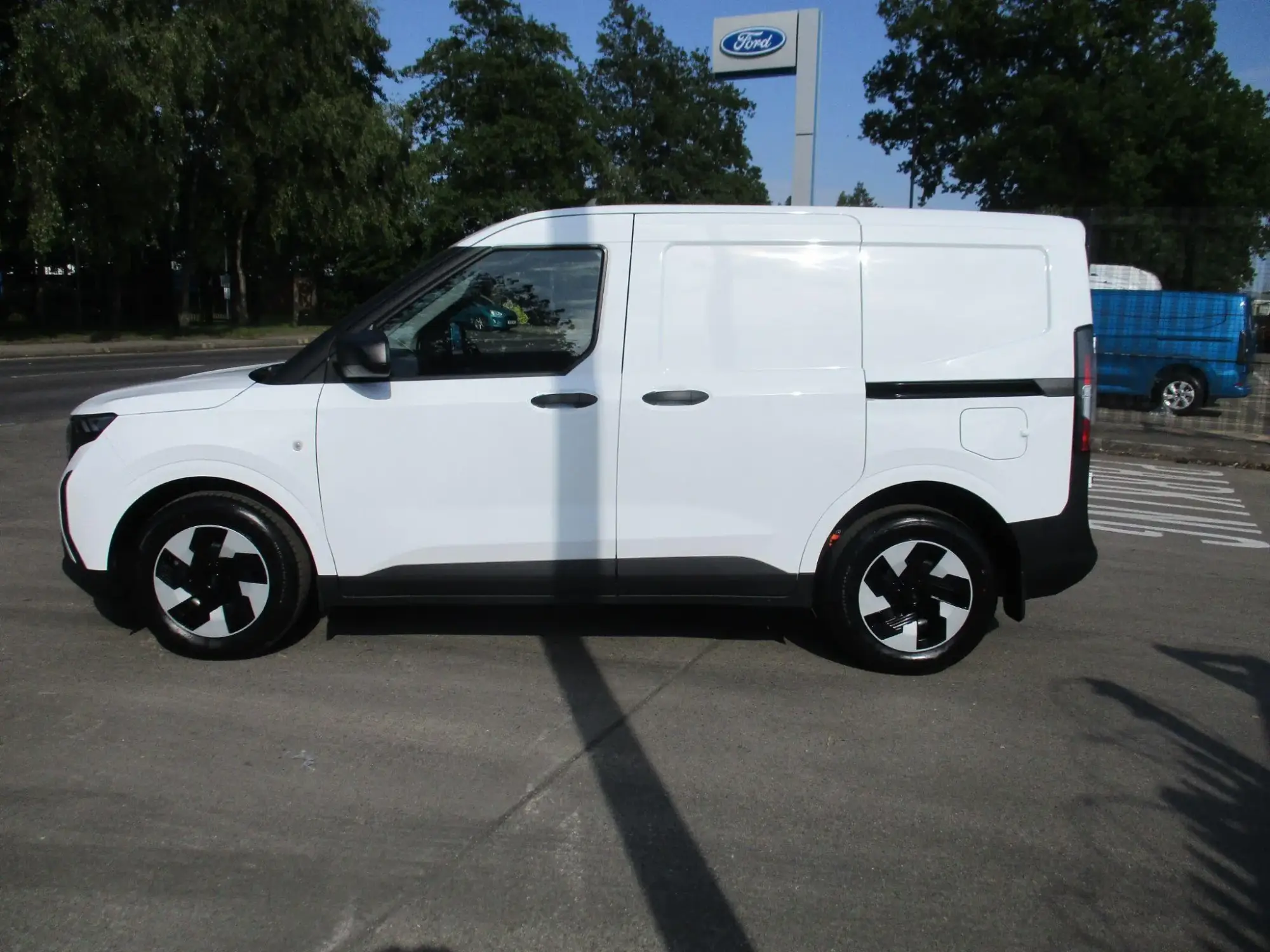 Ford E-Transit Courier Image 6