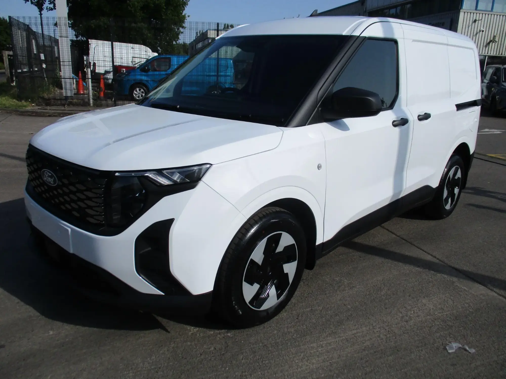 Ford E-Transit Courier Image 7
