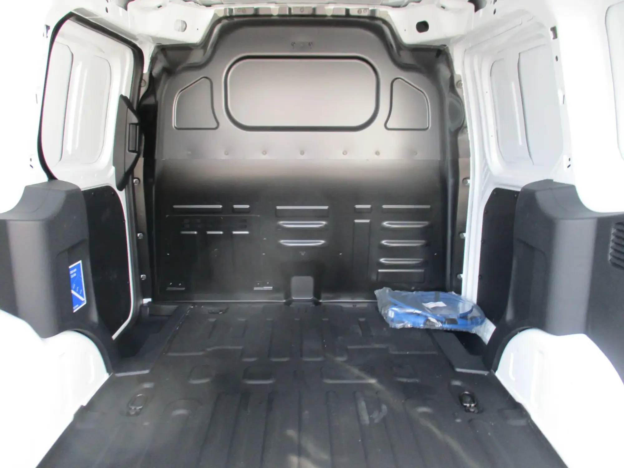 Ford E-Transit Courier Image 12