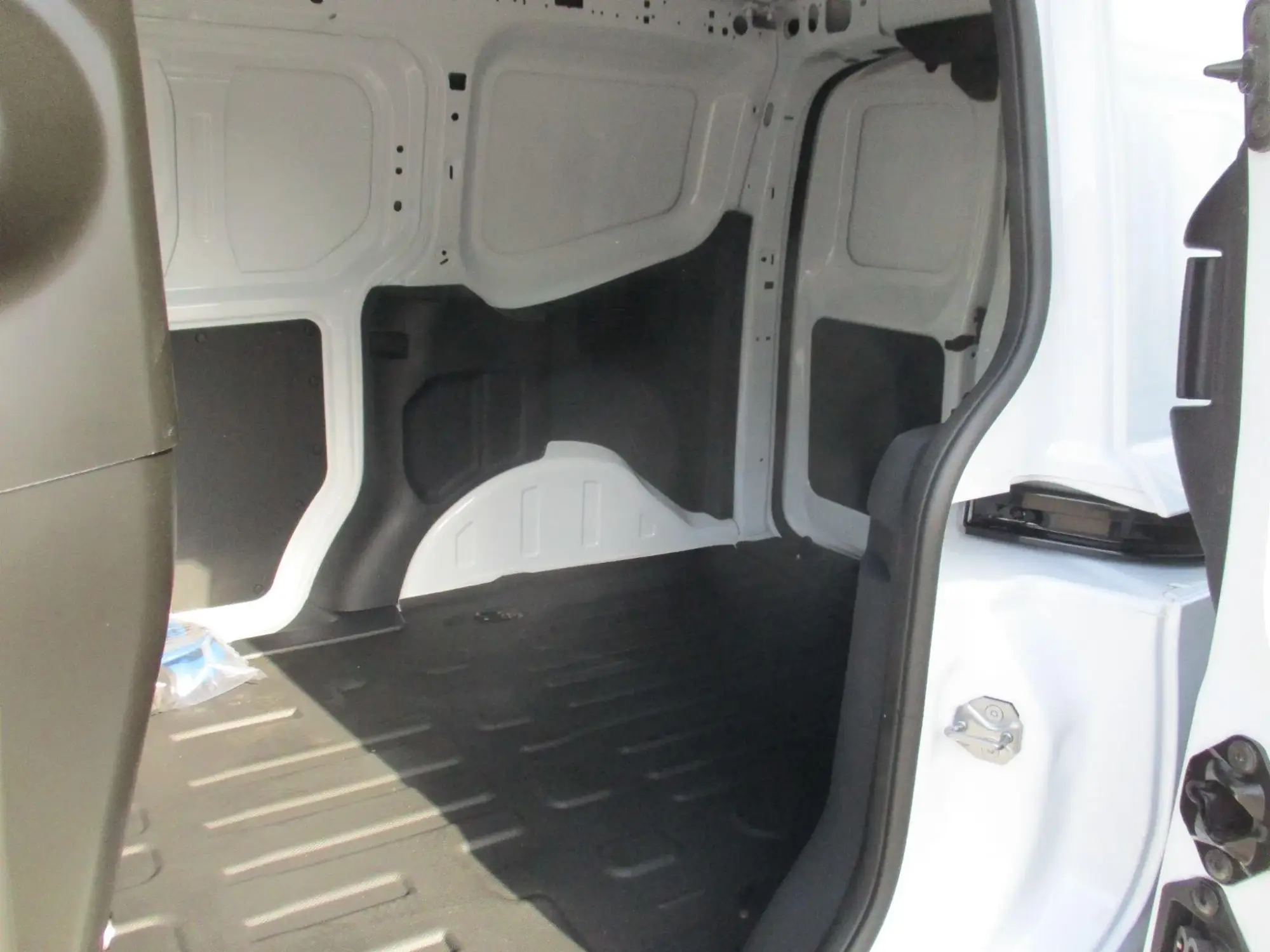 Ford E-Transit Courier Image 13