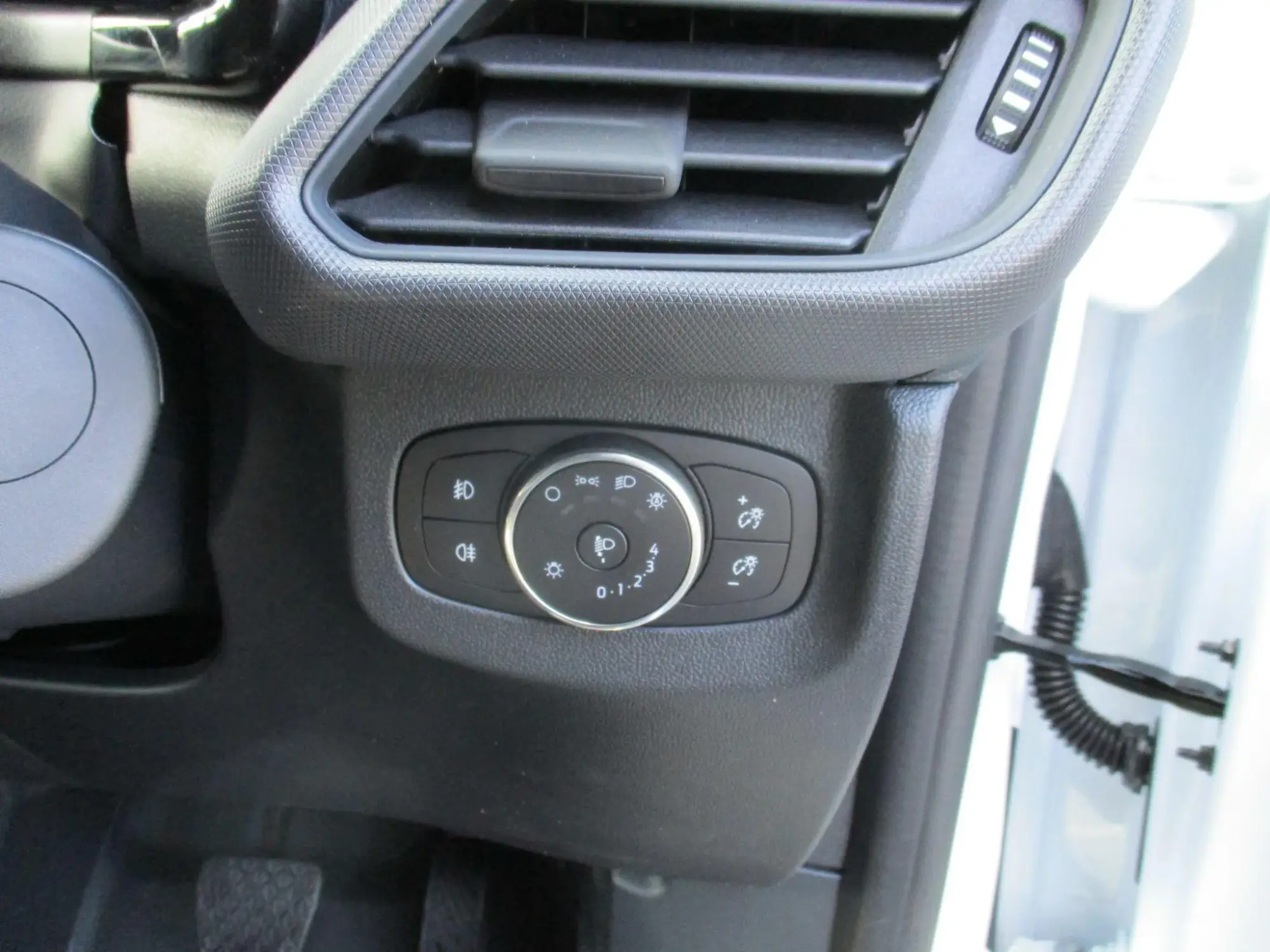 Ford E-Transit Courier Image 15