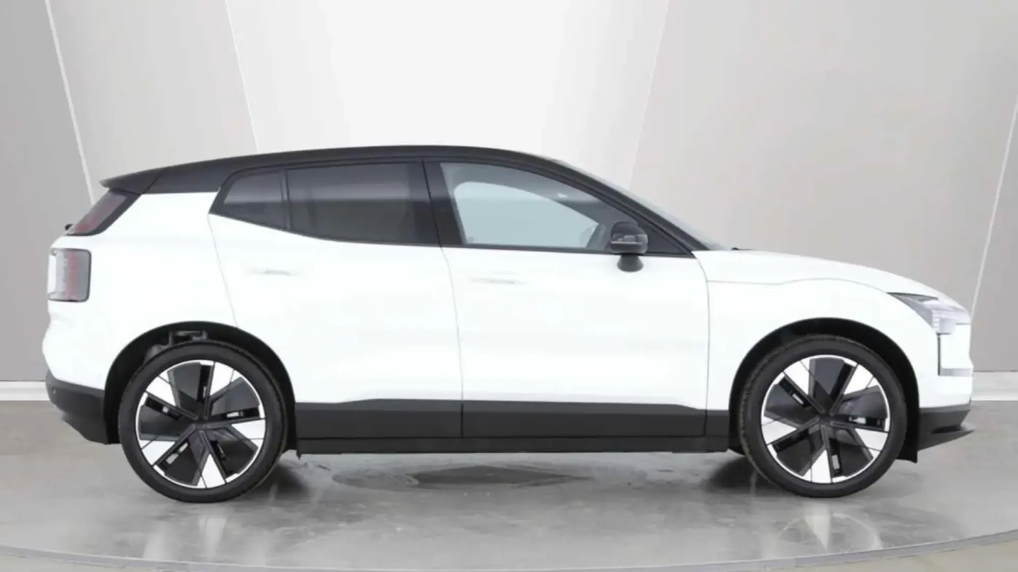 Volvo EX30 Single Motor Extended Range 69kWh Ultra Auto 5dr OW75YHK Image 2