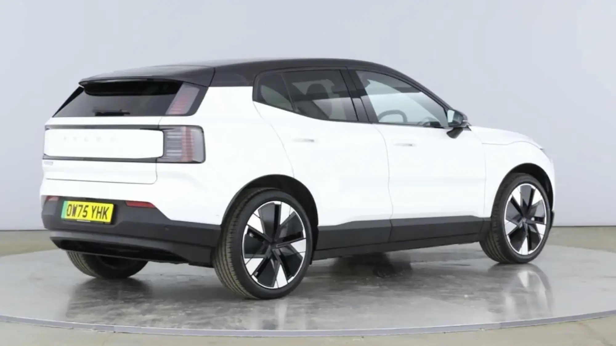 Volvo EX30 Single Motor Extended Range 69kWh Ultra Auto 5dr OW75YHK Image 3