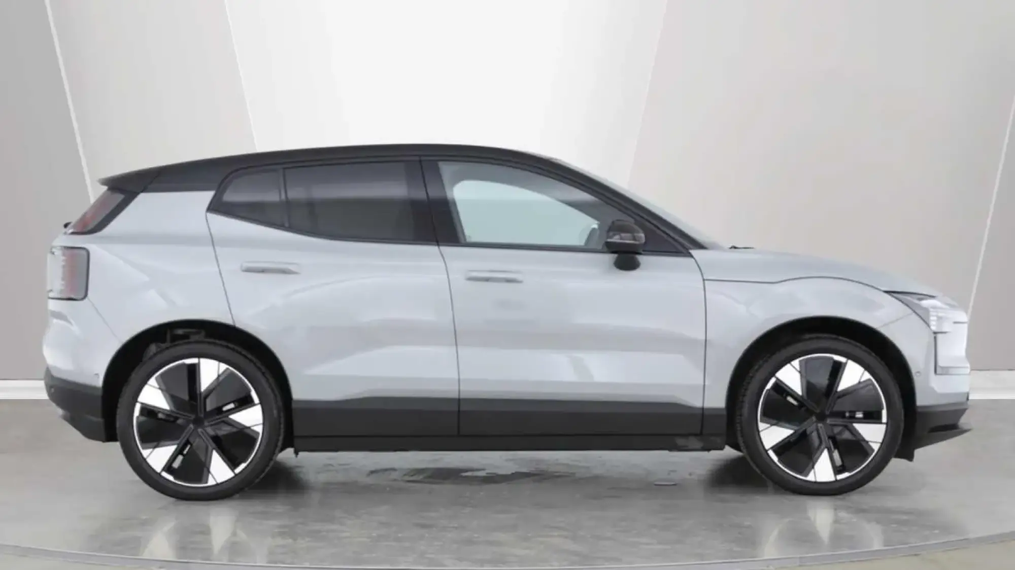 Volvo EX30 Single Motor Extended Range 69kWh Ultra Auto 5dr OE75LVT Image 2