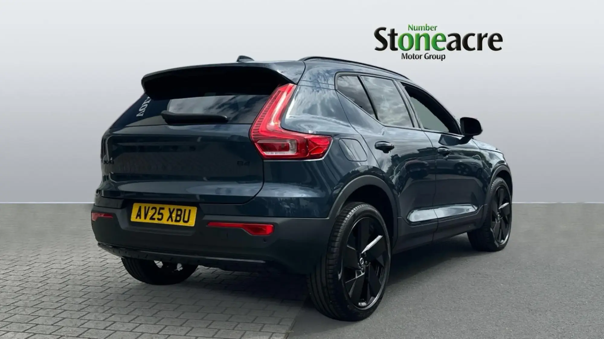 Volvo XC40 2.0 B4 MHEV Plus Black Edition DCT Auto Euro 6 (s/s) 5dr AV25XBU Image 2