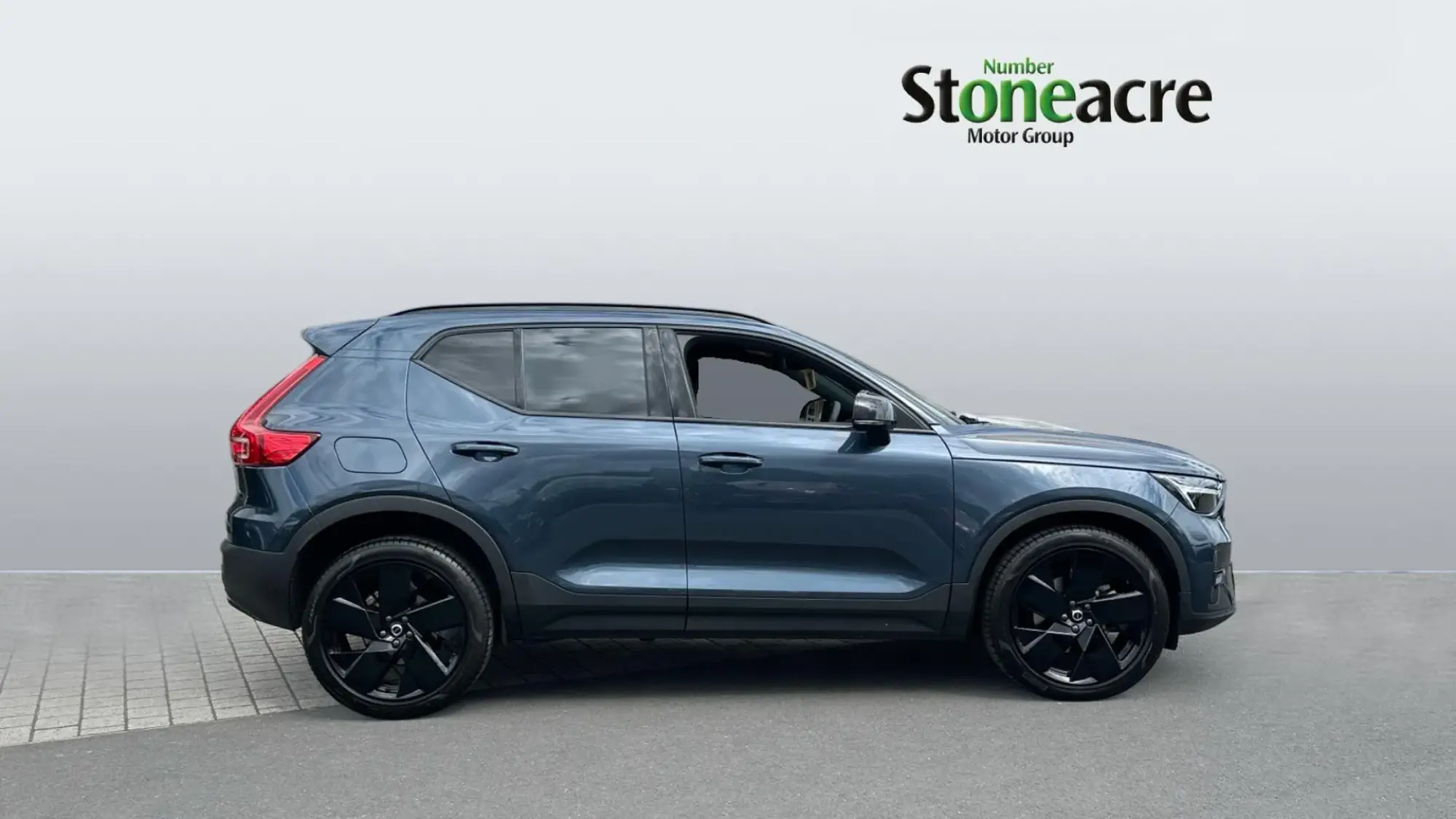 Volvo XC40 2.0 B4 MHEV Plus Black Edition DCT Auto Euro 6 (s/s) 5dr AV25XBU Image 3