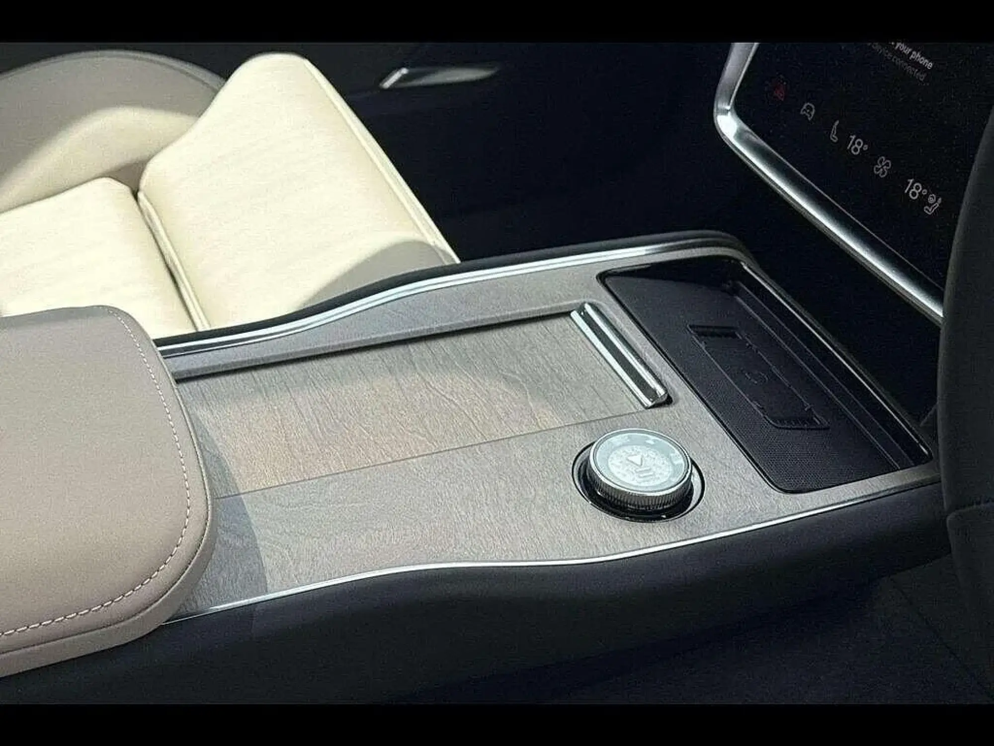 Volvo EX90 Image 13