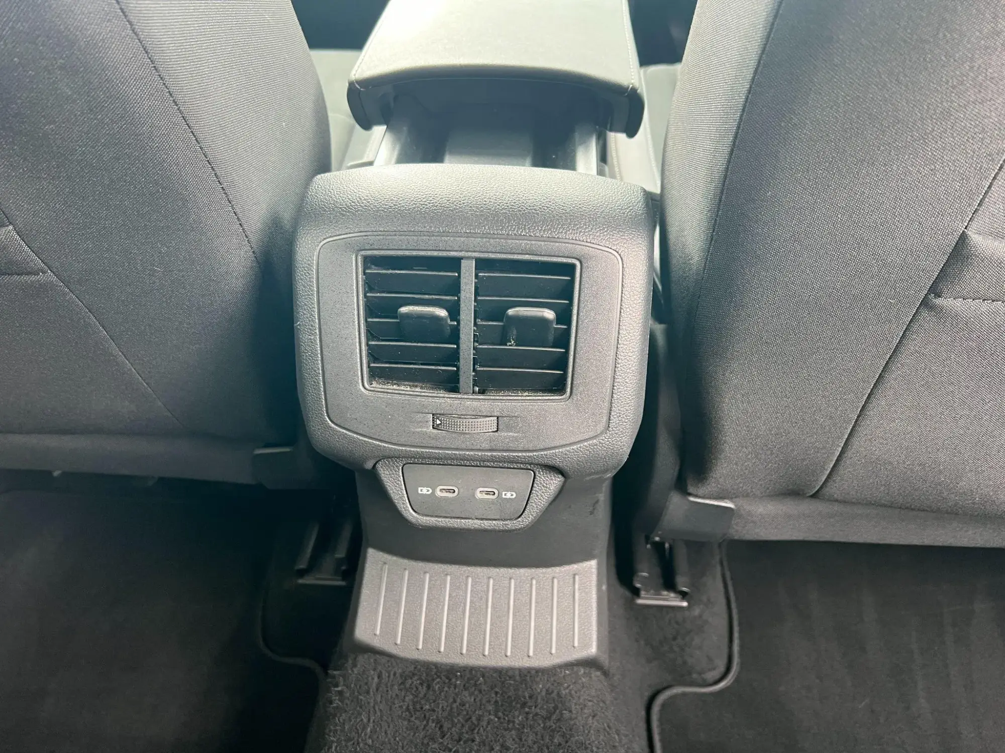 Volkswagen T-Roc Image 14