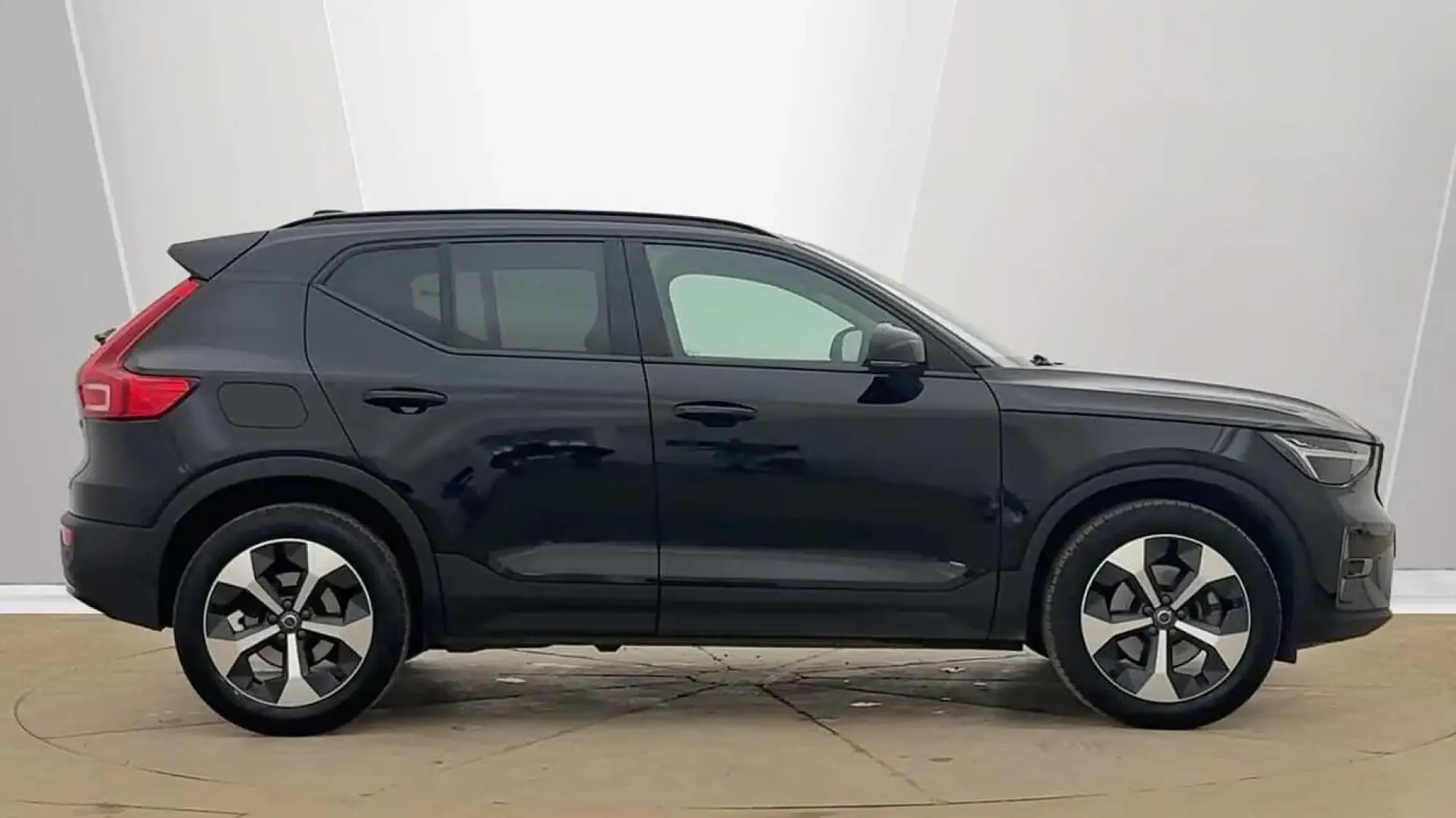 Volvo XC40 2.0 B4P Ultimate Dark 5dr Auto CF23GXZ Image 2