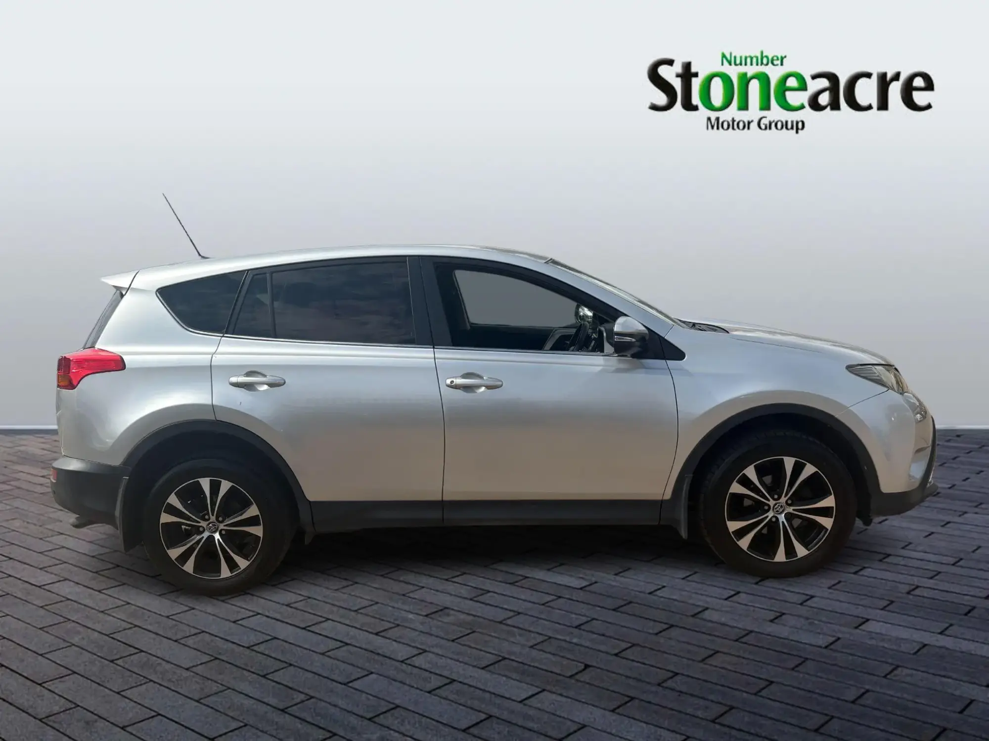 Toyota RAV4 Self-Charging Hybrid 2.0 D-4D Icon 2WD Euro 5 (s/s) 5dr WO15XPG Image 2