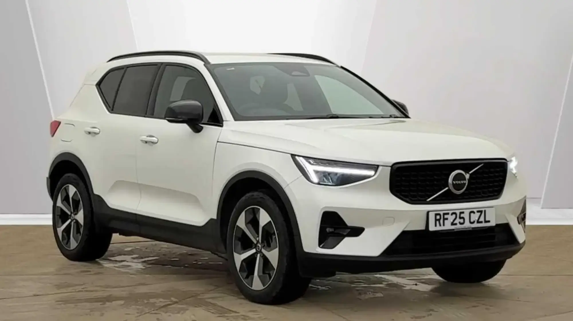 Volvo XC40 2.0 B4P Plus Dark 5dr Auto RF25CZL Image 1