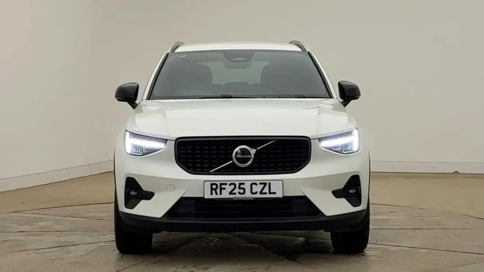 Volvo XC40 2.0 B4P Plus Dark 5dr Auto RF25CZL Image 2