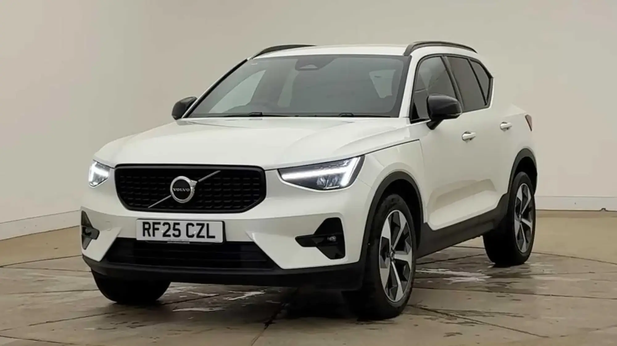 Volvo XC40 2.0 B4P Plus Dark 5dr Auto RF25CZL Image 3