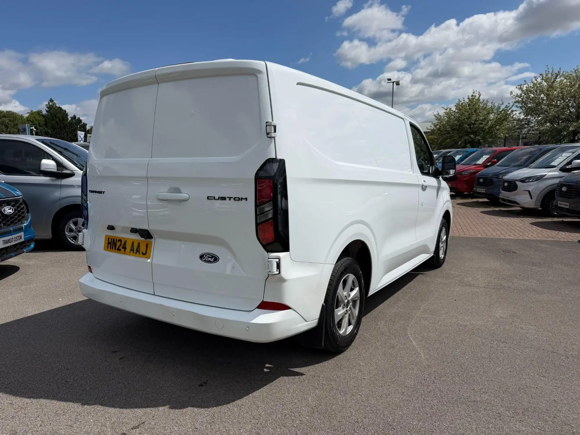 Ford Transit Custom 2.0 280 EcoBlue Limited L1 H1 Euro 6 (s/s) 5dr HN24AAJ Image 3