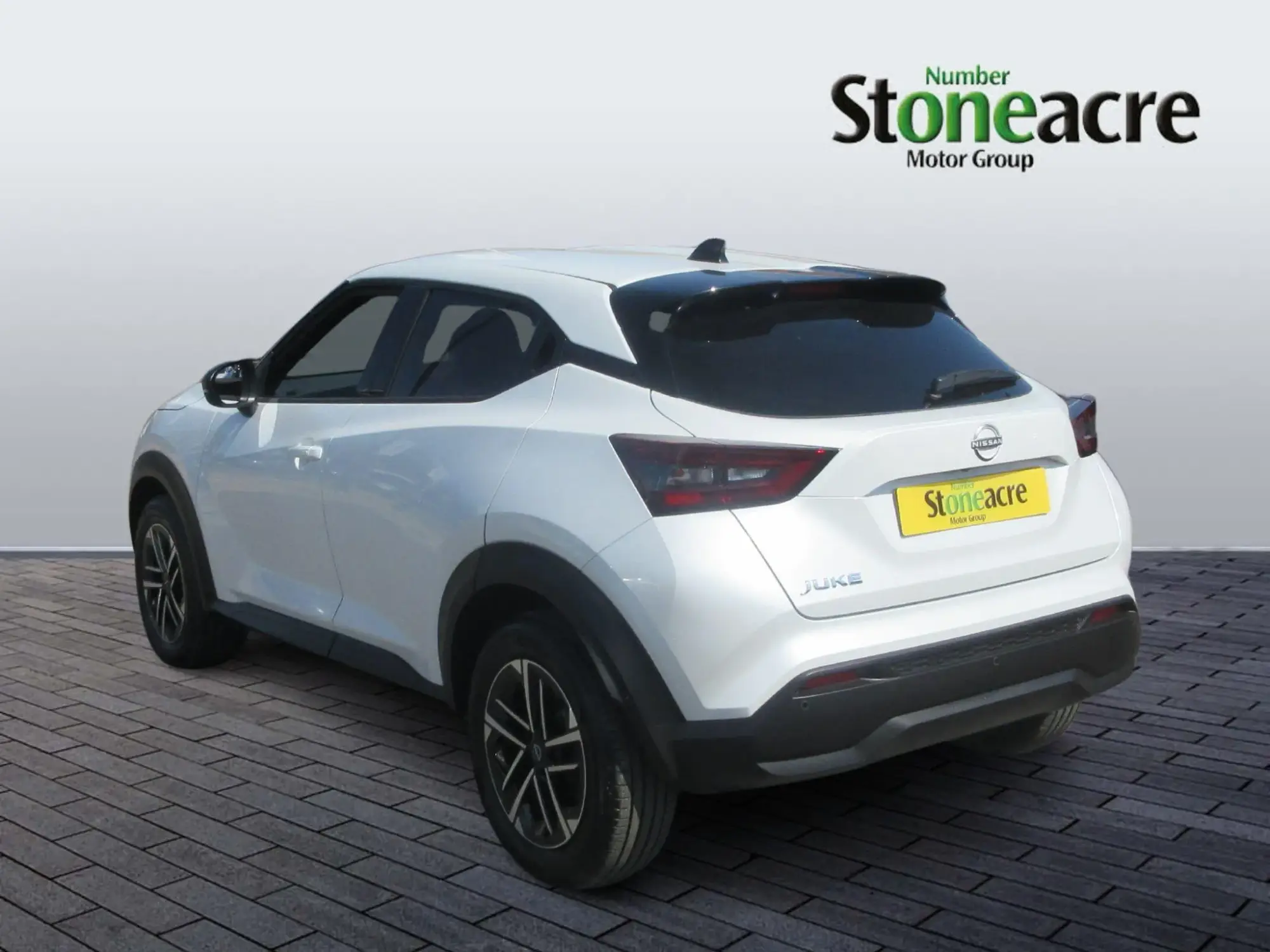 Nissan Juke 1.0 DIG-T N-Connecta Euro 6 (s/s) 5dr FV26WCA Image 3