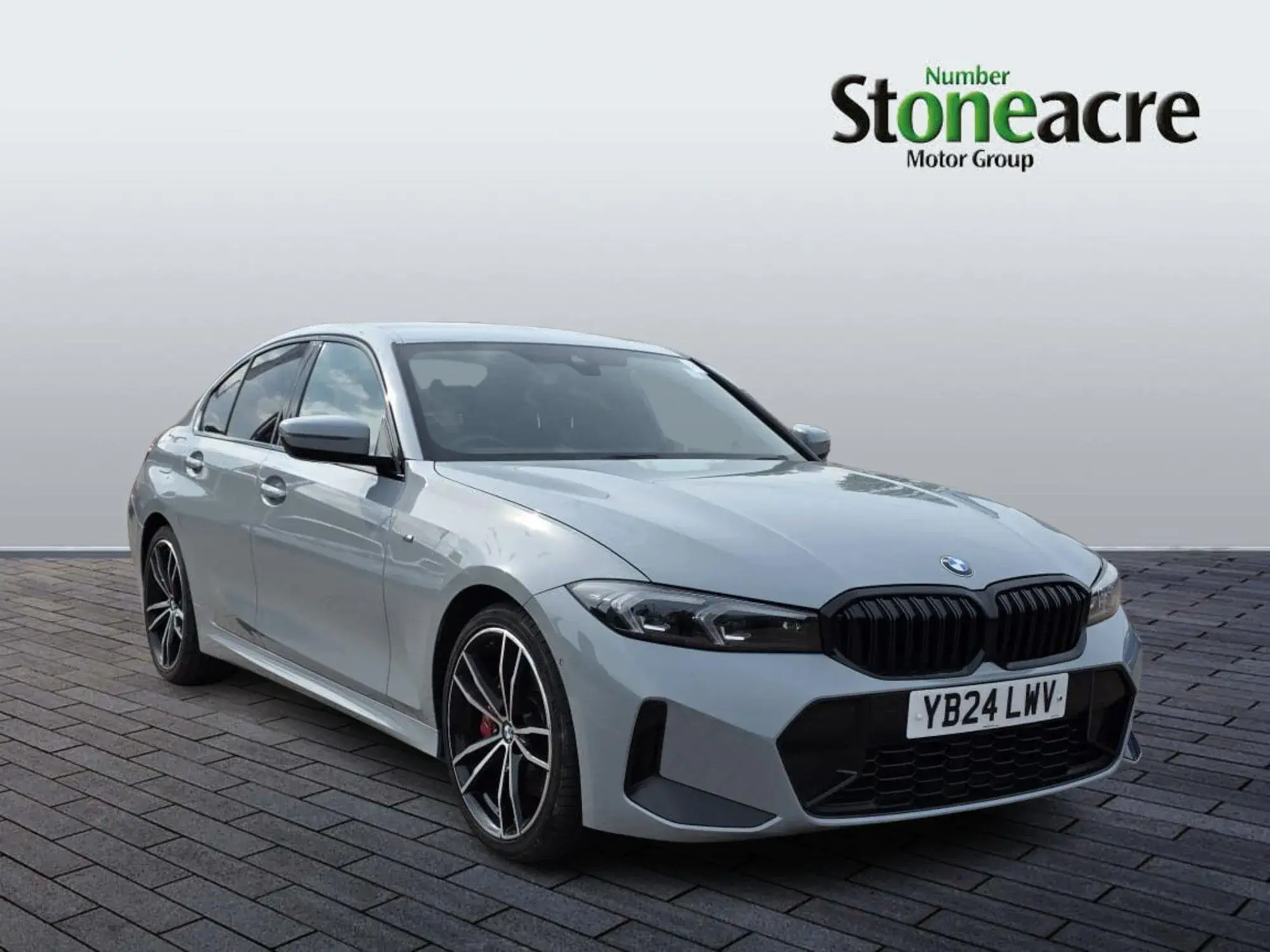BMW 3 Series 2.0 320i M Sport Auto Euro 6 (s/s) 4dr YB24LWV Image 1