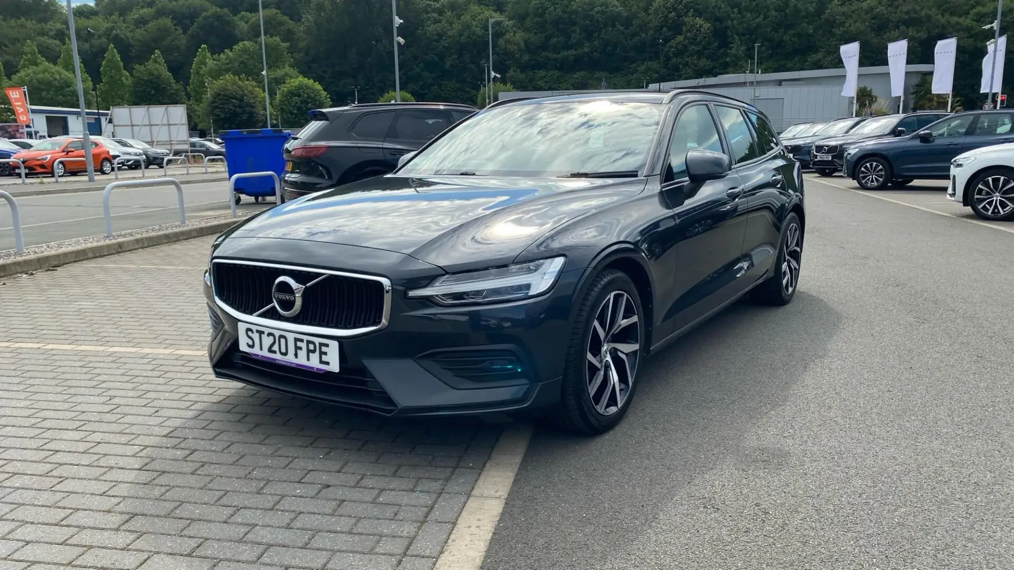 Volvo V60 2.0 T4 Momentum Plus Auto Euro 6 (s/s) 5dr ST20FPE Image 3