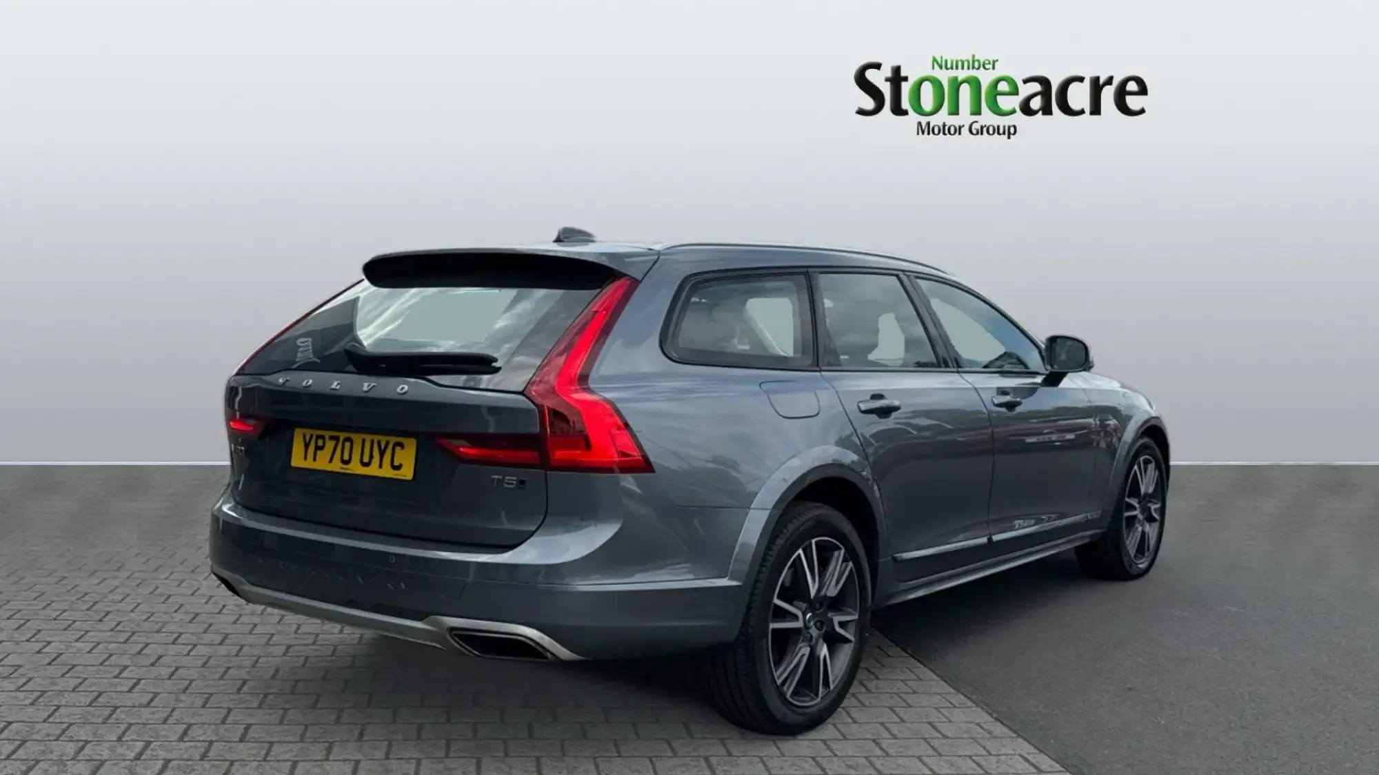 Volvo V90 Cross Country 2.0 T5 Plus Auto AWD Euro 6 (s/s) 5dr YP70UYC Image 2