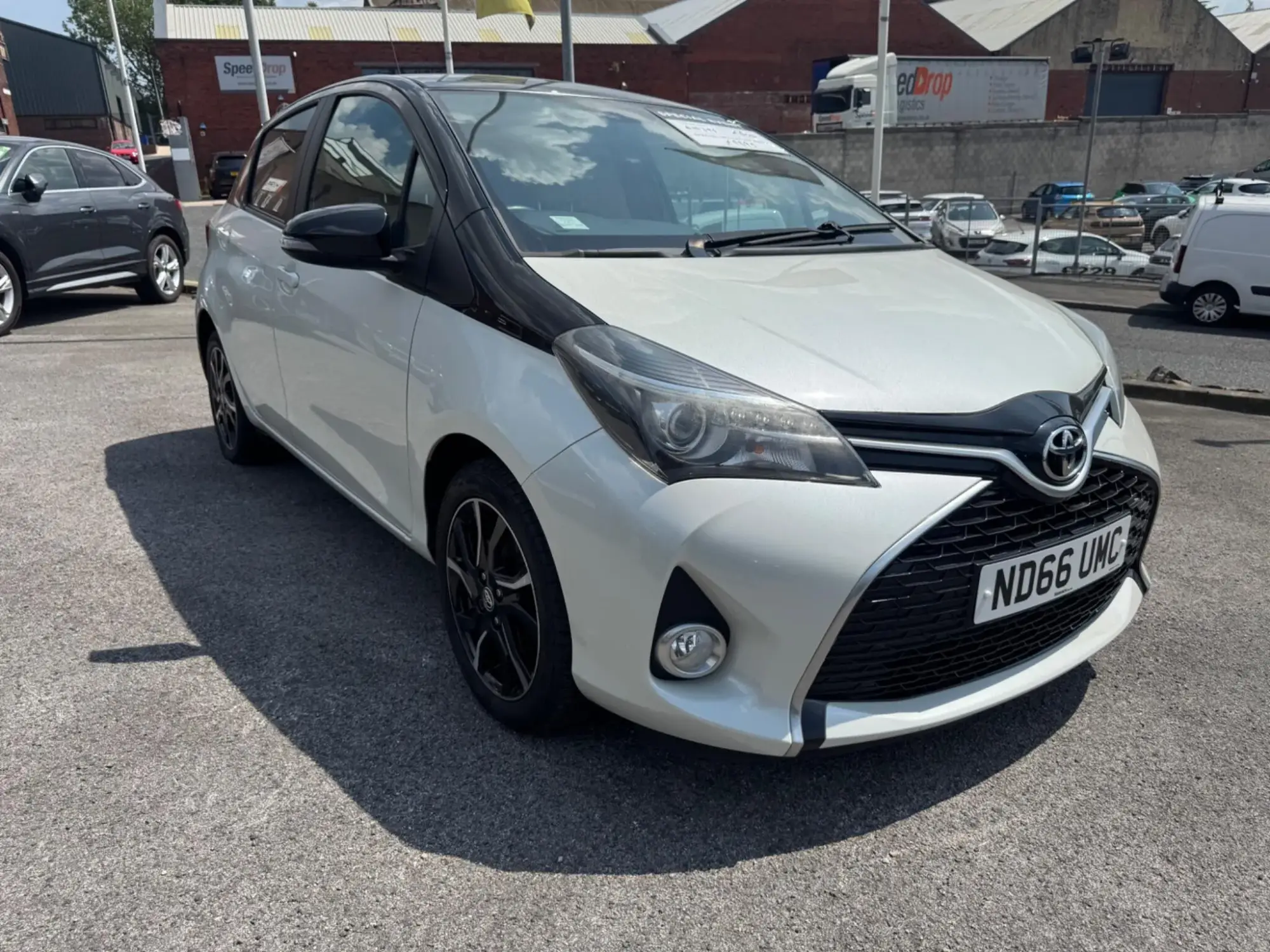 Toyota Yaris 1.33 VVT-i Design 5dr ND66UMC Image 1