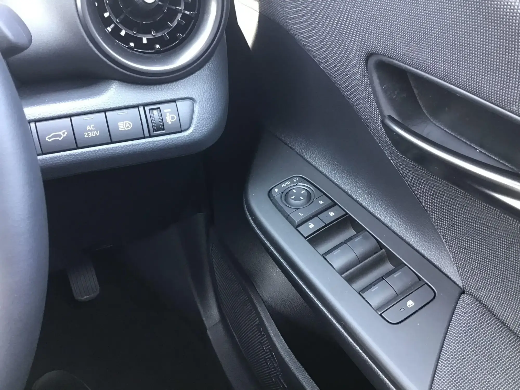 Toyota C-HR Plug-in Hybrid Image 13 Toyota C-HR Plug-in Hybrid Image 13