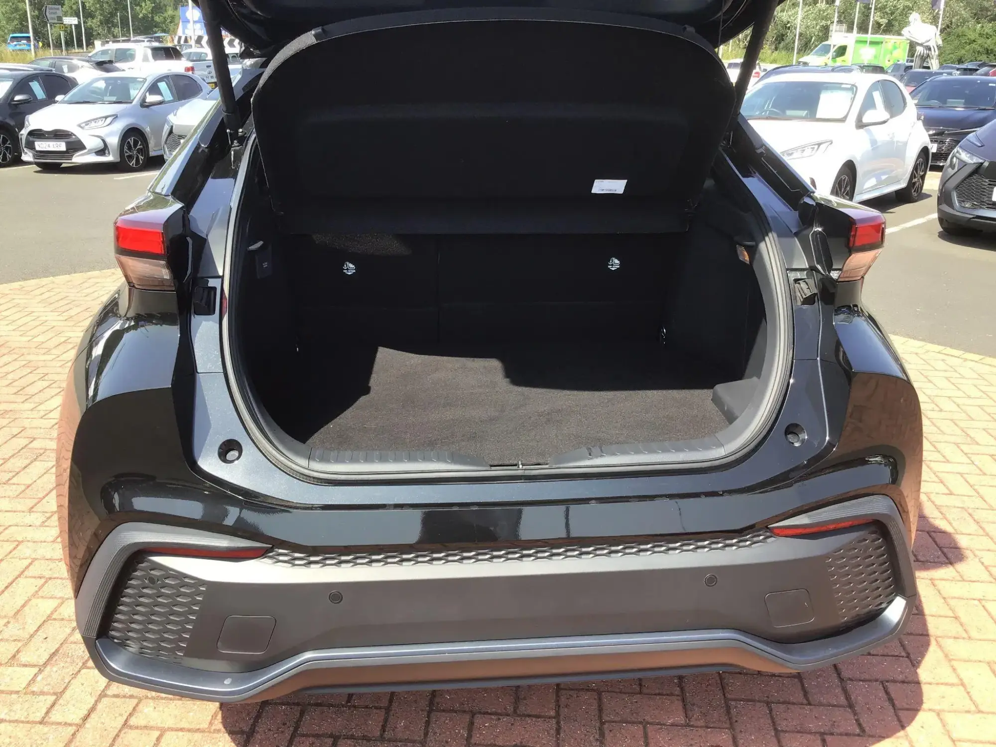 Toyota C-HR Plug-in Hybrid Image 18 Toyota C-HR Plug-in Hybrid Image 18