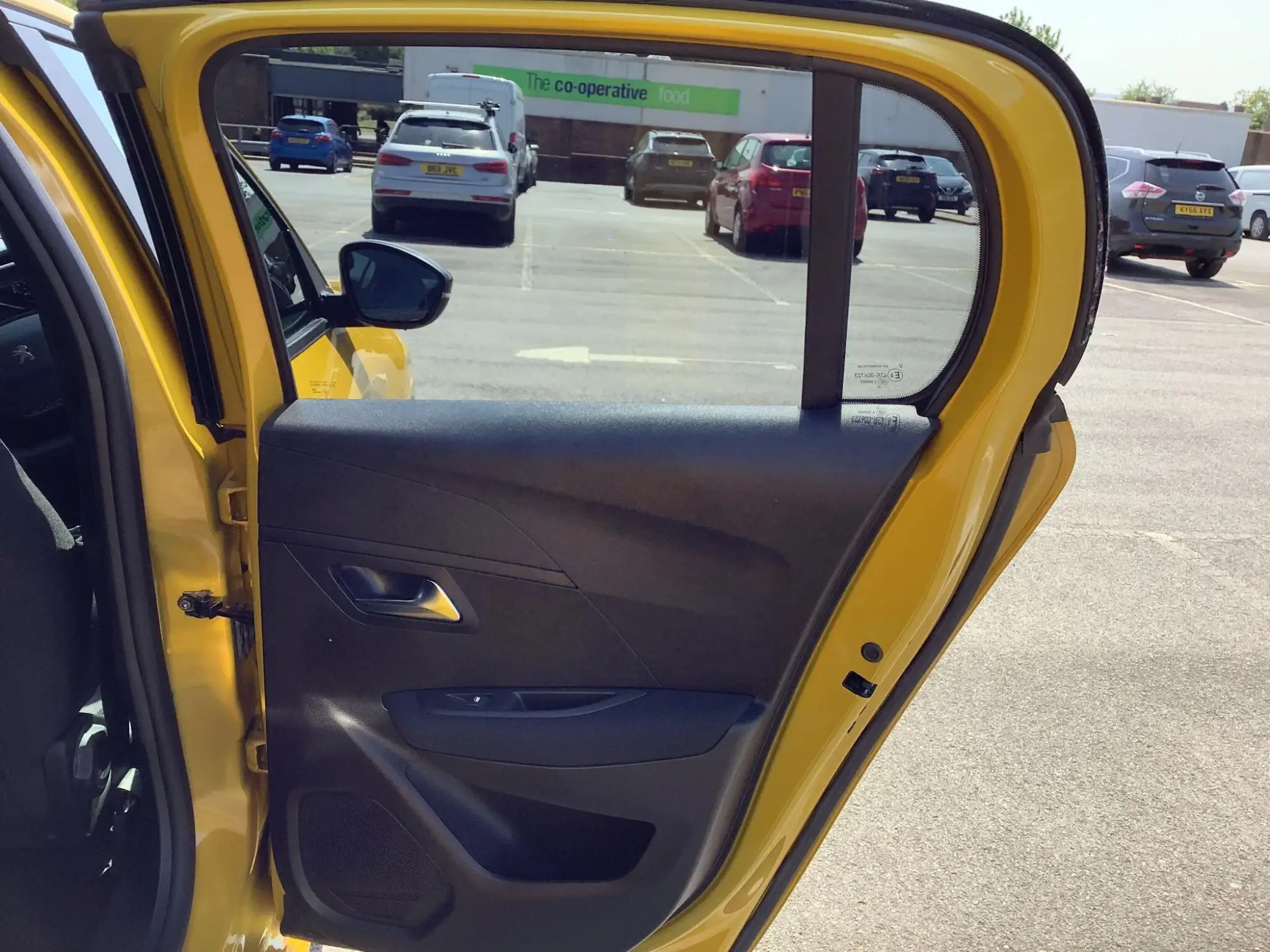 Peugeot 208 Image 11