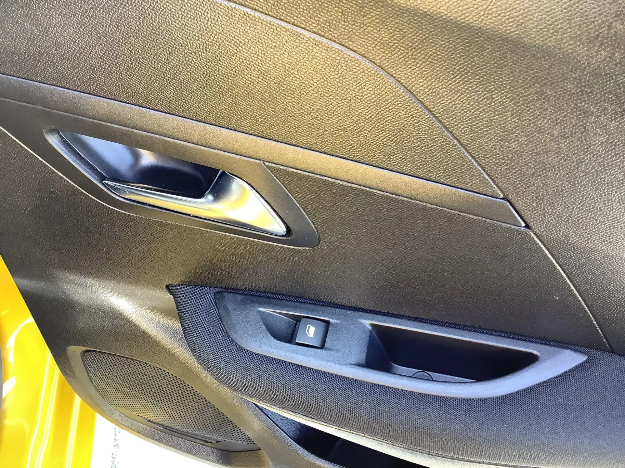 Peugeot 208 Image 12