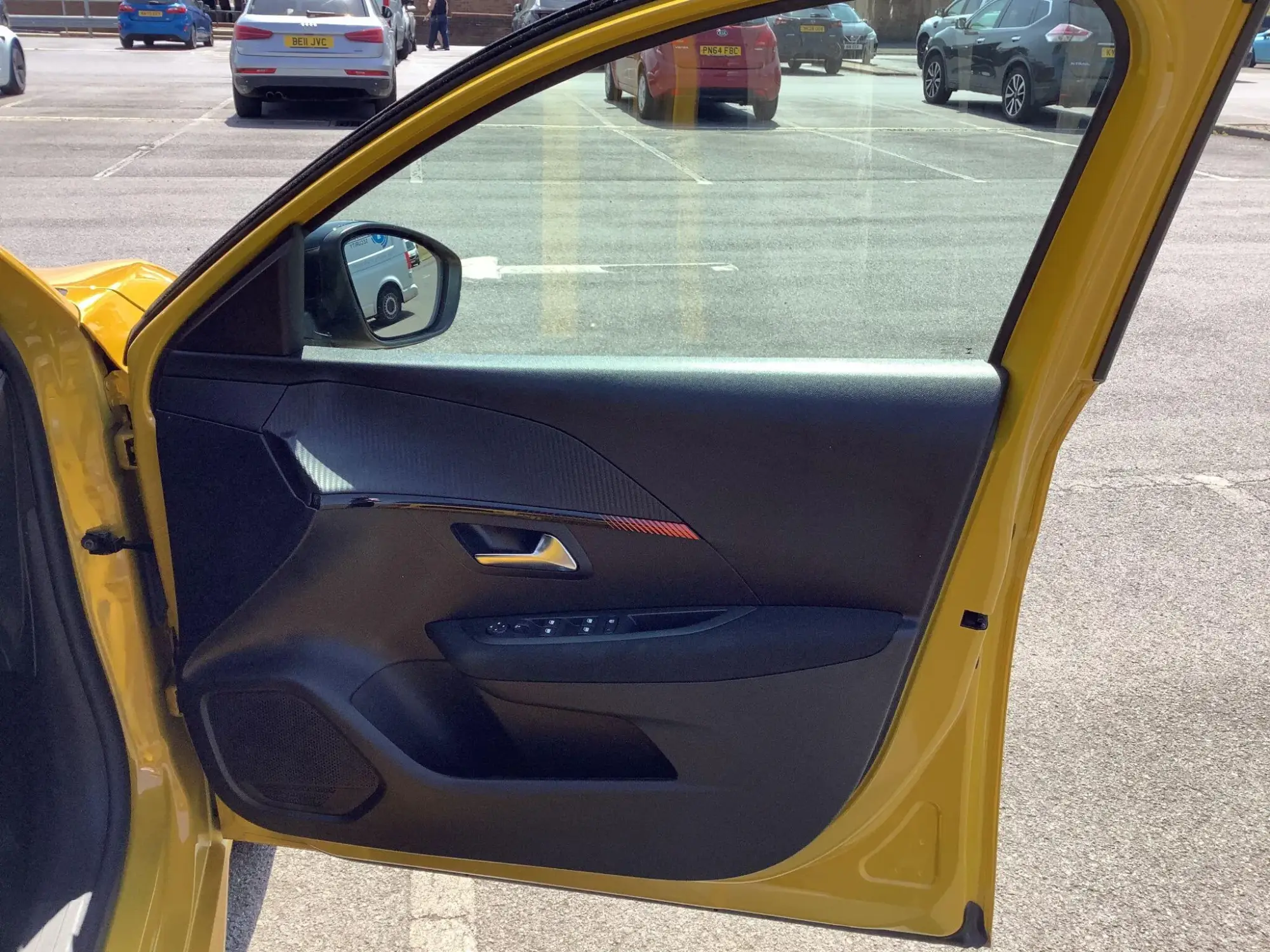 Peugeot 208 Image 16