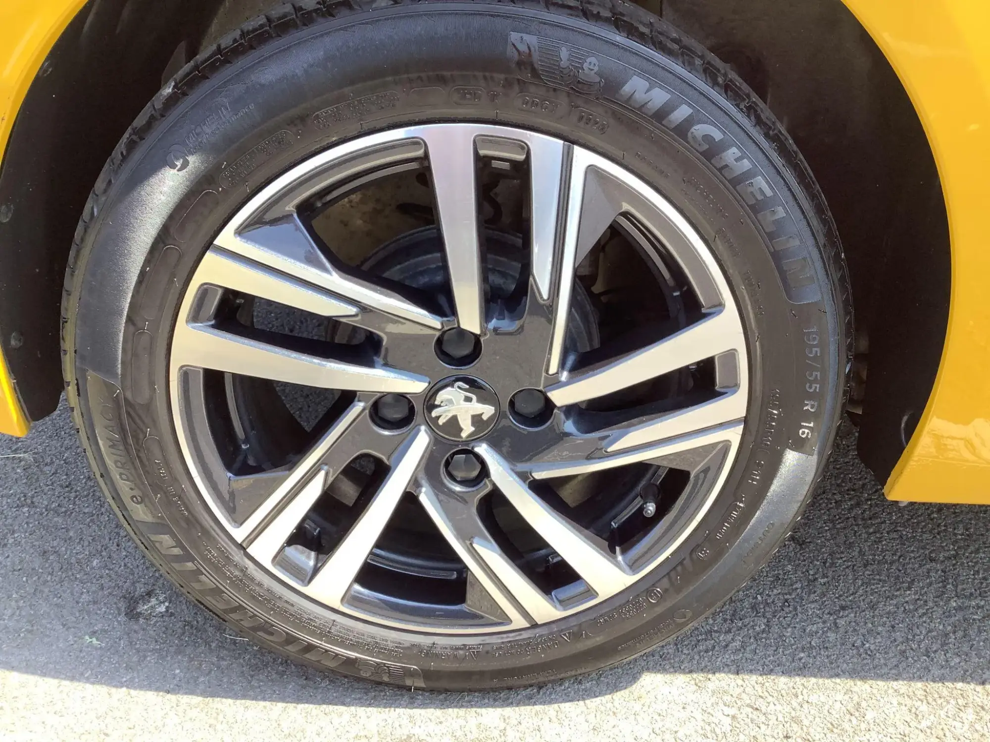 Peugeot 208 Image 17