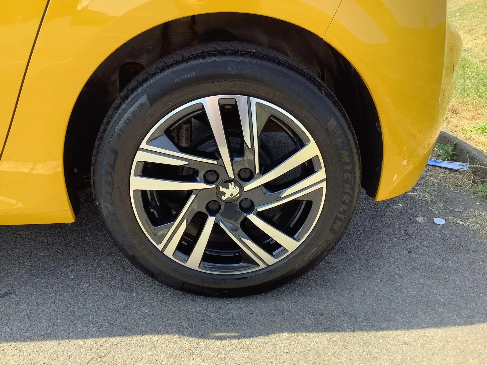 Peugeot 208 Image 18