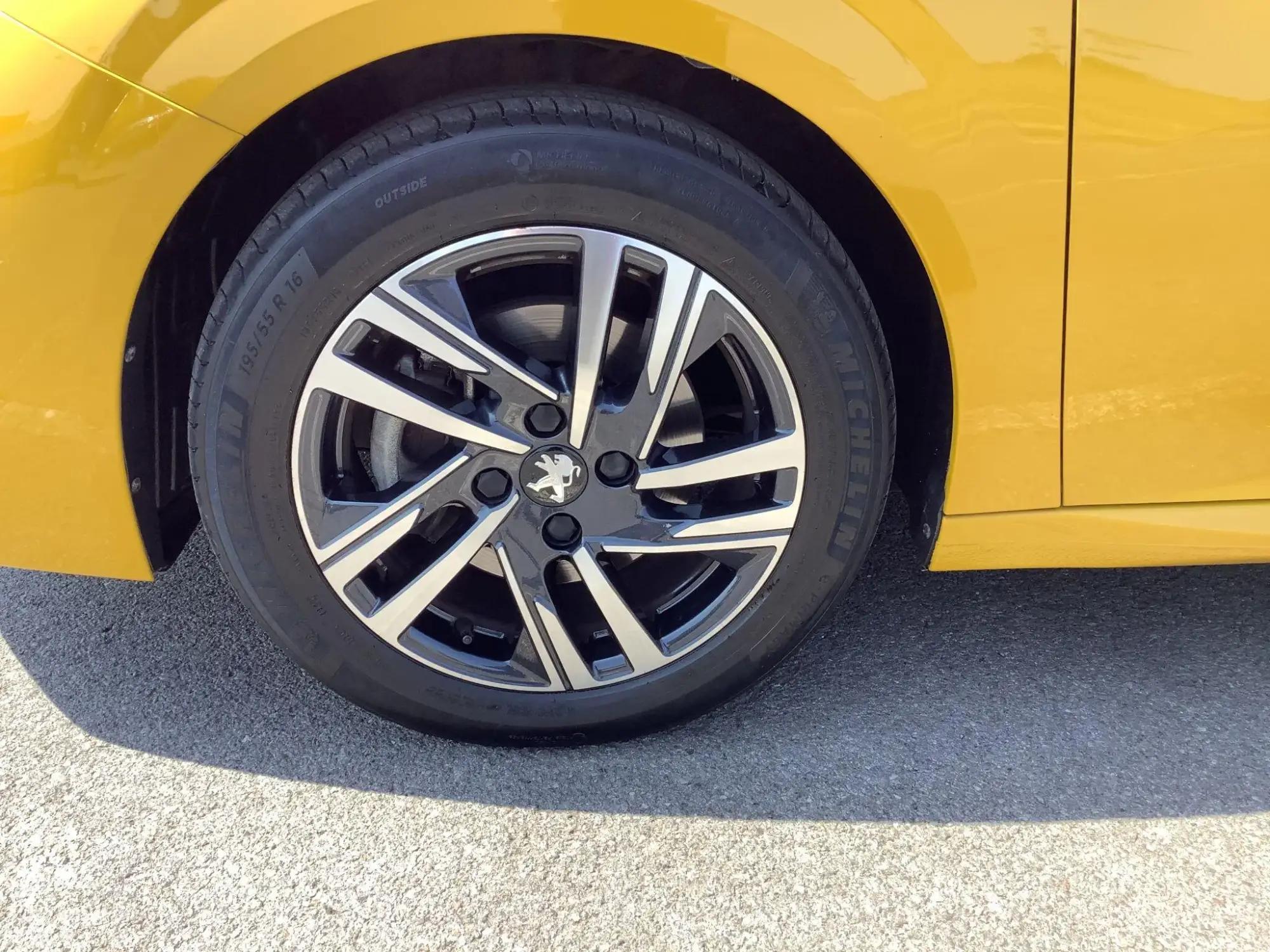 Peugeot 208 Image 19
