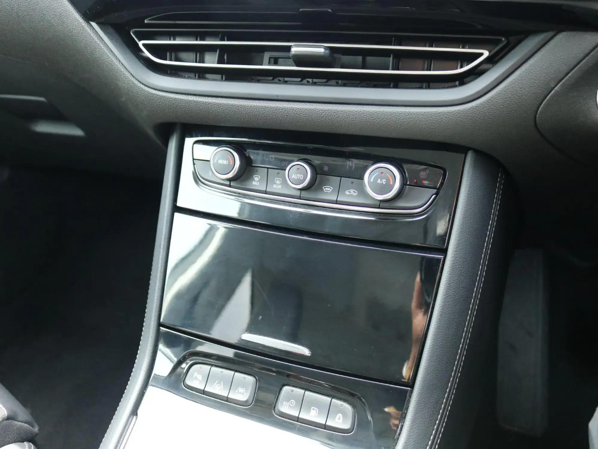 Vauxhall Grandland PHEV Image 24 Vauxhall Grandland PHEV Image 24