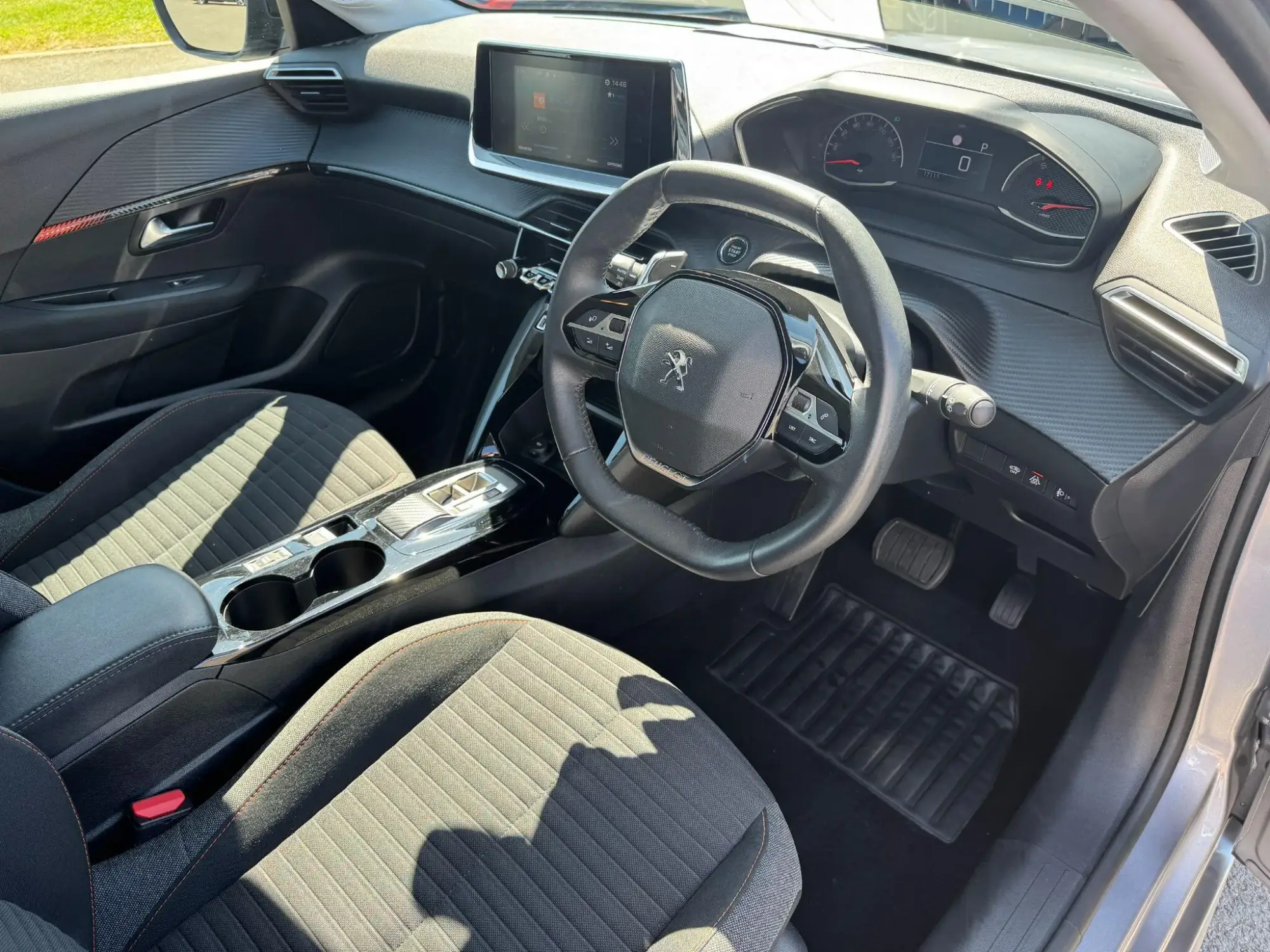 Peugeot 208 Image 11